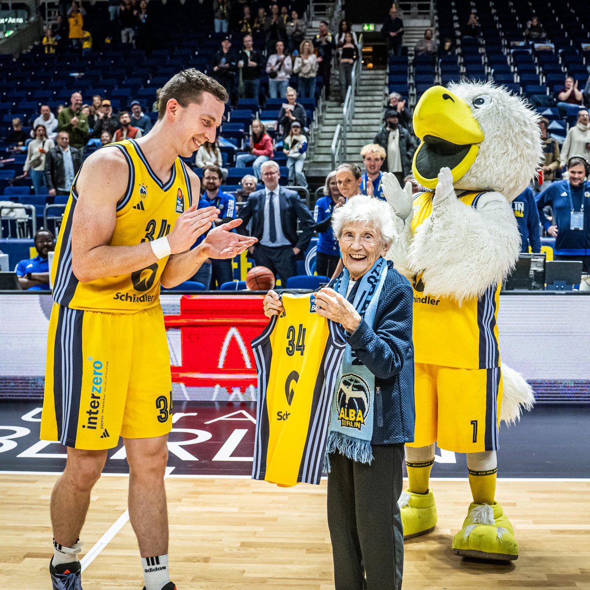 albaberlin's tweet photo. Alles Gute zum 100. Geburtstag! 💛💙

Anneliese Kupke war früher selbst beim Korbball aktiv und ist heute unsere älteste Dauerkarteninhaberin. Herzlichen Glückwunsch zu einem ganz besonderen Jubiläum! 🎂

📸 Tilo Wiedensohler https://t.co/5rCySeXI71