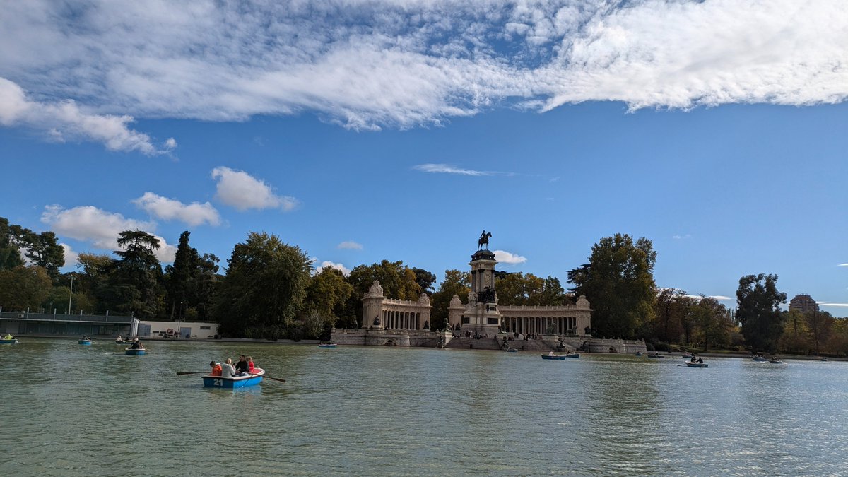 Ayer estuve en el Retiro y le saqué esta foto al estanque, como homenaje al que fue mi primer relato seleccionado en una convocatoria. En cierto modo, lo que dio comienzo a todo. Aún podéis pasaros por la web de <a href="/EdicionesDorna/">Ediciones Dorna</a> y haceros con un ejemplar de #BajoLasAguas 💔
