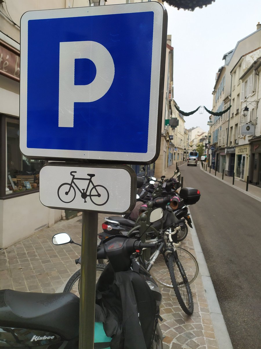 stgermainavelo's tweet photo. La #violencemotorisee c'est aussi ça: des emplacements de stationnement velo squattés par des scooters avec la bénediction de la police municipale... Pour info il y a des arceaux motos vides à 5 mètres... @StGermainLaye https://t.co/eoNyZb559t