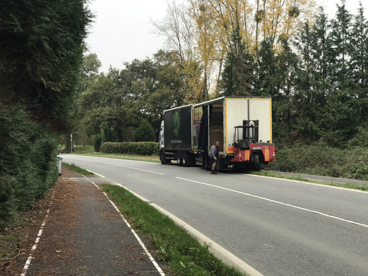 Regardez comme ils sont pratiques ces quais de déchargement cyclables !
C’est fou comme #LaRouteSePartage 
Vous ne trouvez pas ?
🤬
<a href="/metropolerennes/">Rennes Ville et Métropole</a> <a href="/RennesTravaux/">Rennes Info Travaux</a> @MTheurier  <a href="/TF35235/">Ville de Thorigné-Fouillard</a> 
<a href="/Rayons_Action/">Rayons d'Action</a> <a href="/FUB_fr/">FUB</a>