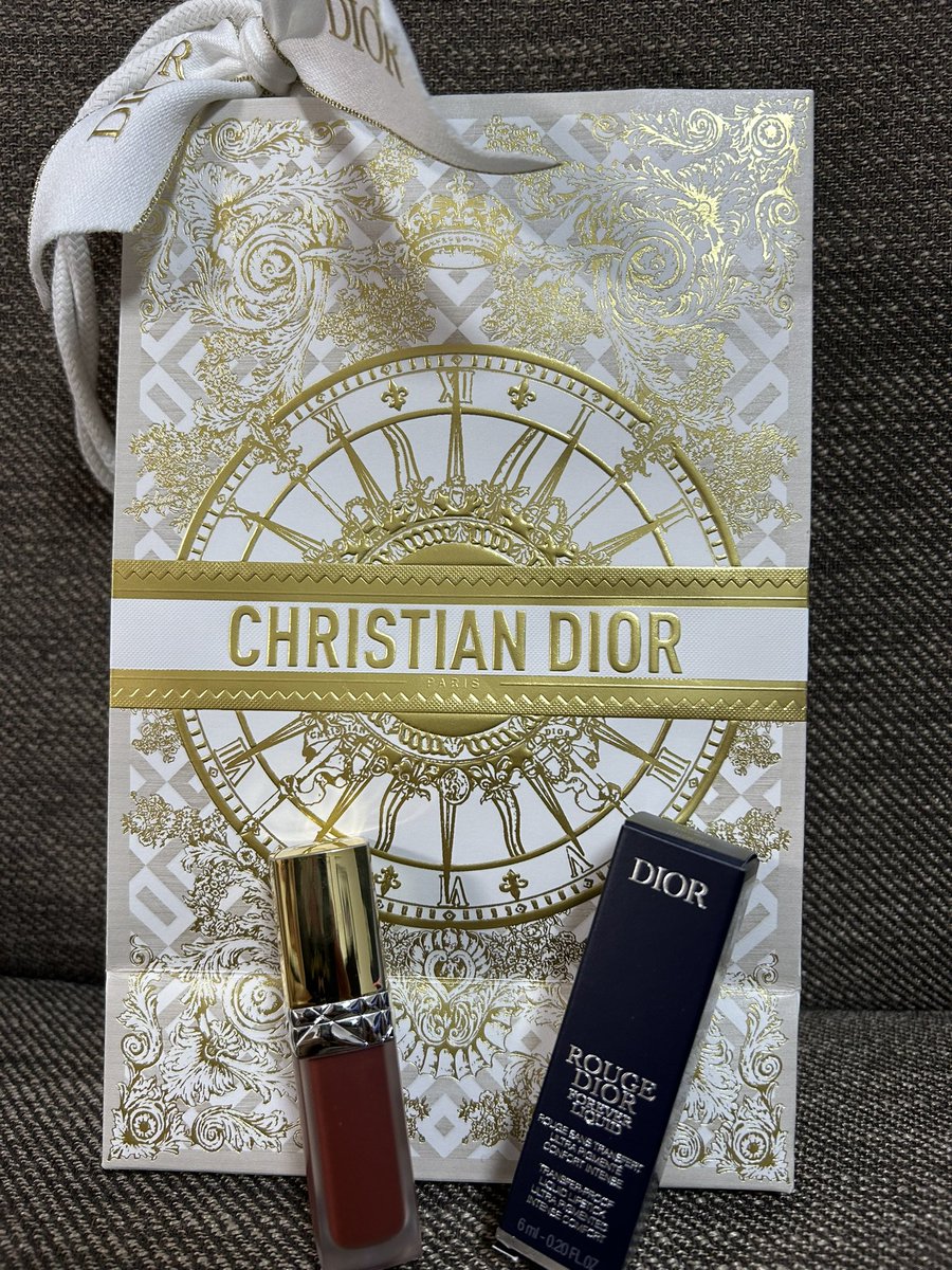 ayako_taimei's tweet photo. 今日は、　#GINZA6  先行発売の、　DIORのクリスマス🎄限定リップをゲットしました🩵　実は、りか氏と色違いcosmeです🩵🩵
#徳洲会界隈  も　#ワタ様界隈　も
団体頑張りましょう🩵🩵 https://t.co/lWlQfp3ypE