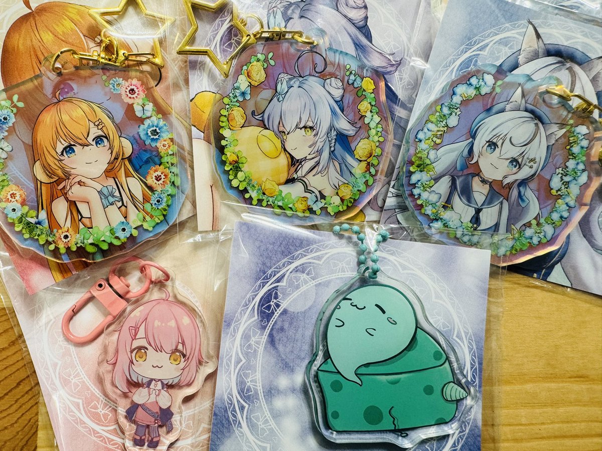 carolyvvy's tweet image. 匙扣仲有少量貨，可以唔洗等到通販完結先出貨
彩虹板匙扣附送一張同款小卡，送完即止
立牌同掛畫就已經無貨了，要到11月先會出貨，如量太少就唔會加印🥹
有興趣嘅請填寫訂購表格～(link喺留言區)

#hkvtuber #pr08