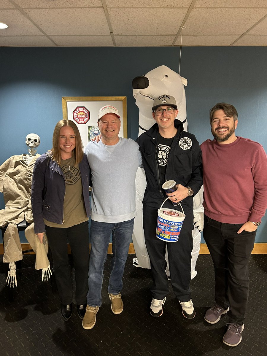 MrScales27's tweet image. Hanging with @jayandjack at the East Coast Premiere of @gettinglostdoc #GettingLost #Lostie #DharmaInitiative #4815162342