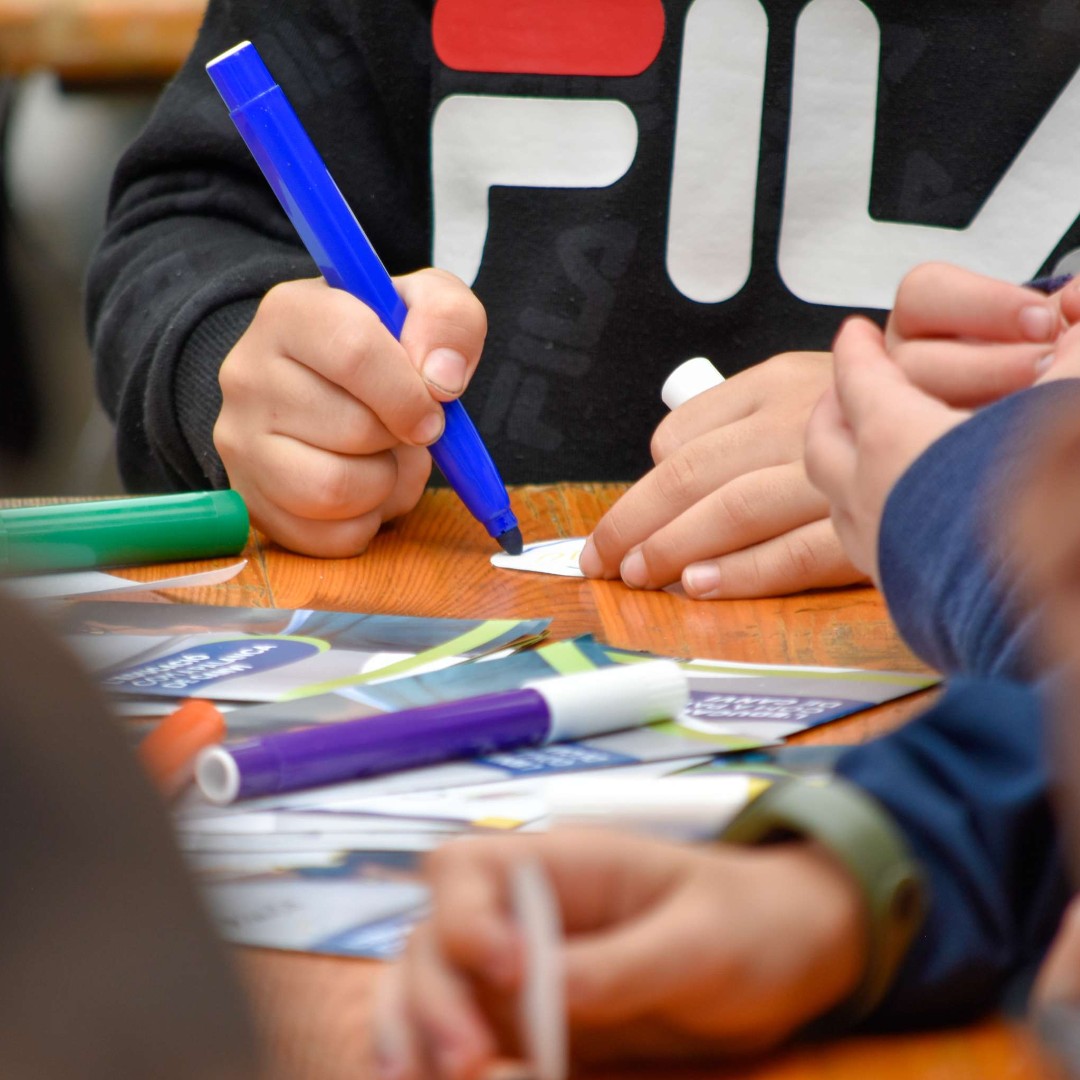 CaminsFundacio's tweet image. 🙌 PERQUÈ L&apos;EDUCACIÓ NO S&apos;ATURI!

Aquest diumenge hem celebrat la #PiaandGo, la festa solidària d&apos;@escolapiacat, amb més de 1000 participants! Els infants han gaudit dels tallers de Camins Fundació, creant bosses, imants i xapes personalitzades 🎨🖌️