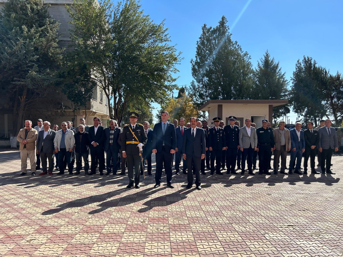 29 Ekim Cumhuriyet Bayramı Çelenk Sunma Töreni  ilçe protokolü, muhtarlarımız, Elbeylili hemşehrilerimiz ve öğrencilerimizin katılımıyla Hükümet Konağı Atatürk Anıtı önünde icra edildi. 
<a href="/tahirshn_mia/">Tahir Şahin</a> <a href="/kilisvaliligi/">T.C. Kilis Valiliği</a>