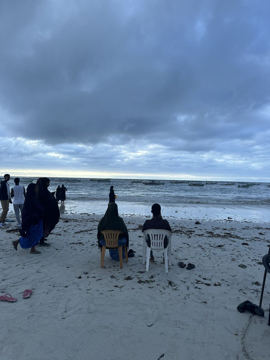 Monday morning = wake up at 5am to have tea at Lido beach and people watch.