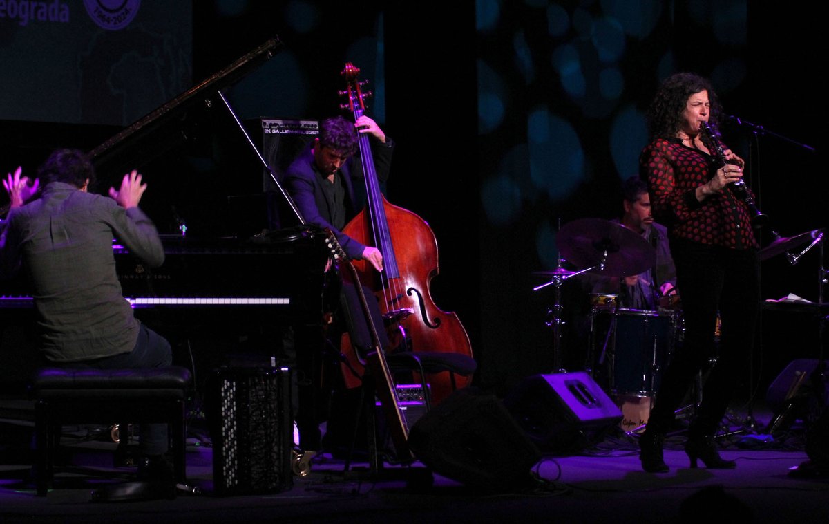 Izraelska klarinetiskinja <a href="/Anat_Cohen/">Anat Cohen</a> i njen #Quartetinho oduševili su publiku <a href="/BGJazzFest/">Belgrade Jazz Festival</a> šarenolikim repertoarom na koncertu u Velikoj sali <a href="/DomOmladineBG/">Dom omladine Beograda</a>.🎶

Čast je podržavati #beogradskidzezfestival, istaknutu kulturnu manifestaciju koja ove godine slavi jubilarni 40.