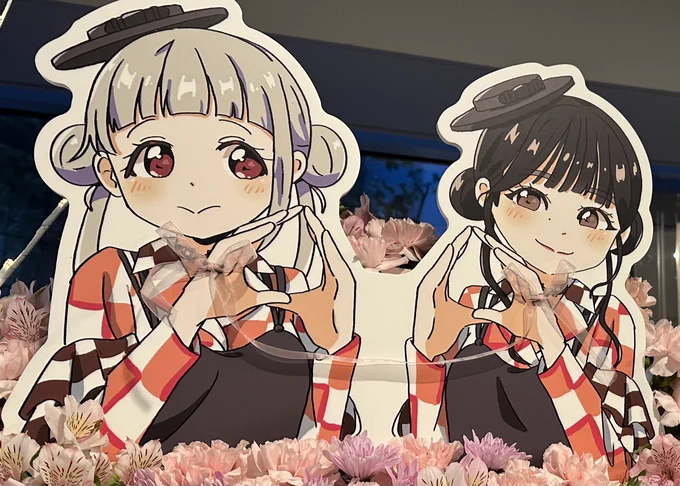 OPEDリリイベにて、なこちゃんちぃちゃんにお花を贈らせていただきました!2人の小指にリボンを架けて「結ばれている」を演出してみました協賛してくださった皆様ありがとうございました #リリリエラ 