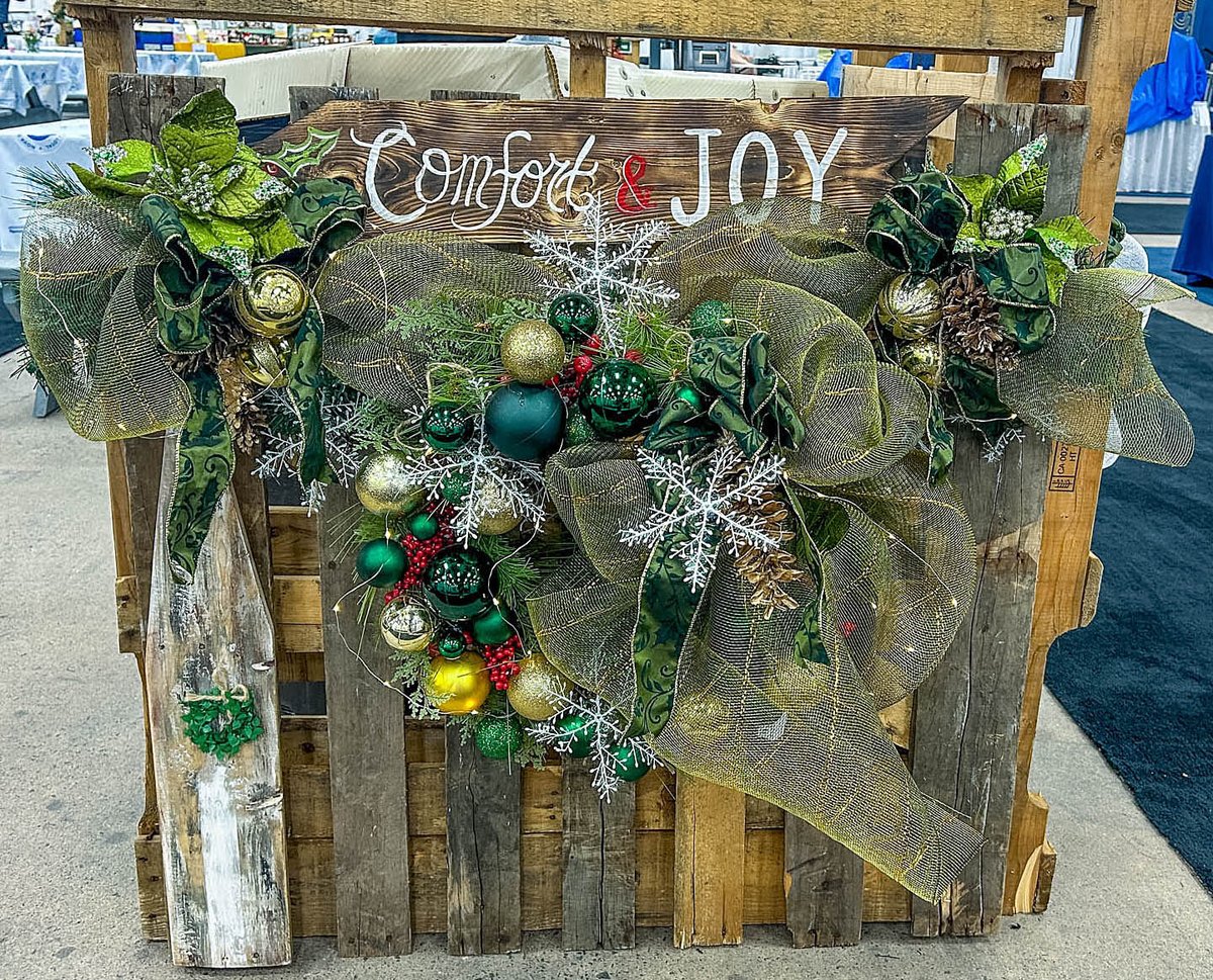 100,000 thank yous to everyone who made our Nova Scotia Loyal Holiday Expo such a success. Special thanks to all our vendors/exhibitors, our decor and behind the scenes team, our musicians and presenters, and of course every single one of you who came out to see the show.