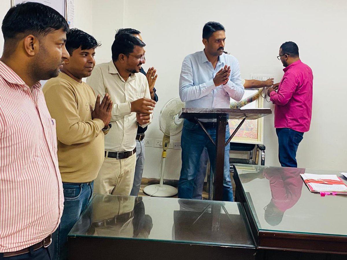 आज स्वास्थ्य विभाग के निदेशक राकेश जी शर्मा को भगवान श्री राम जी की मूर्ति फ्रेम वाली लाइट वाली फोटो सप्रेम भेट करी।
भगवान राम का सब फार्मासिस्ट साथियों पर आशीर्वाद सदेव बना रहे।🙏🙏🙏
<a href="/dr_vishwjeet/">Vishwjeet mitra(विश्वजीत मित्रा)</a> <a href="/nhm_rajasthan/">Medical & Health Deptt. Rajasthan</a> <a href="/pharma_bharti/">युवा प्रकोष्ठ राजस्थान फार्मासिस्ट एसोसिएशन</a> <a href="/RajCMO/">CMO Rajasthan</a>