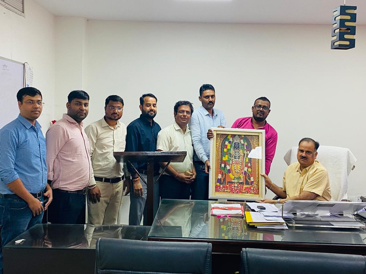 dr_vishwjeet's tweet photo. आज स्वास्थ्य विभाग के निदेशक राकेश जी शर्मा को भगवान श्री राम जी की मूर्ति फ्रेम वाली लाइट वाली फोटो सप्रेम भेट करी।
भगवान राम का सब फार्मासिस्ट साथियों पर आशीर्वाद सदेव बना रहे।🙏🙏🙏
@dr_vishwjeet @nhm_rajasthan @pharma_bharti @RajCMO https://t.co/0iRbGGV31B