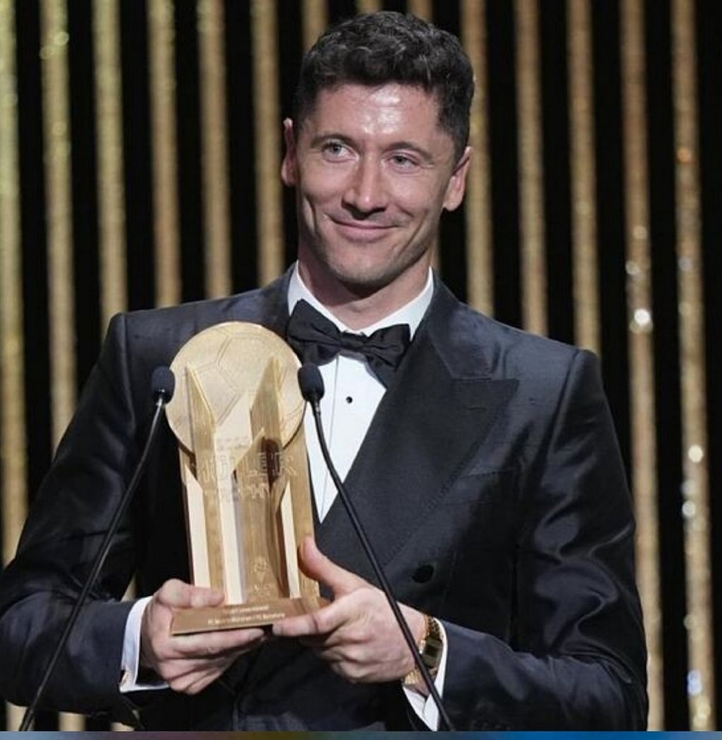 kakarla_7's tweet photo. Another day light robbery

France Football created a new 
"Muller Top Scorer Award" which they gave to Lewandowski &amp; Haaland as a consolation prize so that Messi could win Ballon d'Or 2021/23.

This year's Muller award would go to Cristiano but it's cancelled.

 #Ballondor https://t.co/Vj9Bz8jaJt