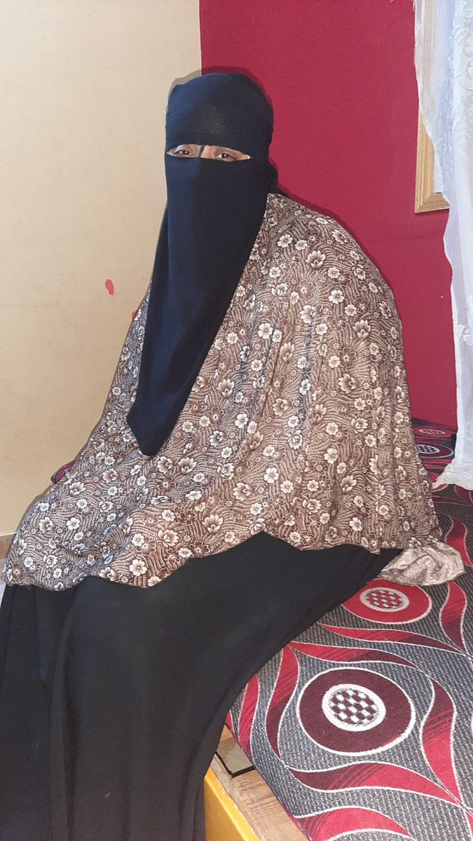 17 سنة وسوسن بتدور على حياة كريمة، وبدل ما تلاقي طوق نجاة، لقت نفسها محاصرة بديون تخلي ابنها يفكر يبيع كليته عشان يسددها.
في بلد 99% من ولادها بيلفوا في دايرة الديون والهموم.
كل حلمها أوضة تسكن فيها بكرامة.. مش طلب كبير، مش كده؟