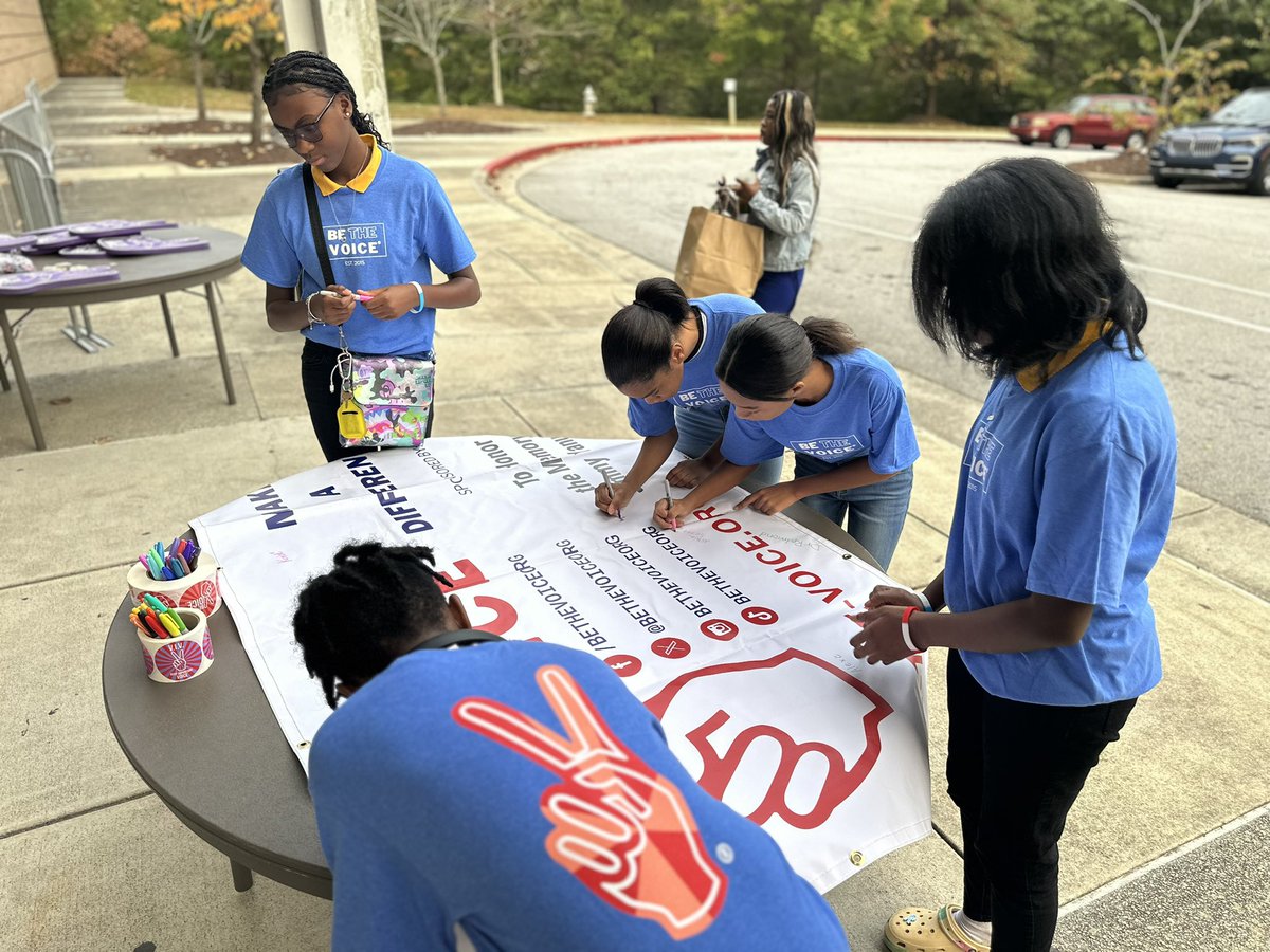 dr_redmond's tweet photo. โ๐พ Check out more pictures from the event โ their excitement and pride say it all! Letโs keep the momentum going! #BeTheVoice #StudentLeaders #CrocSquad #MakingADifference @Crocs @bethevoice0RG @apsupdate @aps_equity https://t.co/HWBh0leI48
