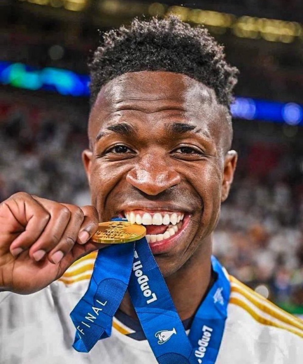 El año pasado cuando Rodri ganó un triplete nadie pidió el Balón de Oro para él porque se lo iban a regalar a Messi un año más.

Este año lo puede ganar Vini y eso no gusta a la prensa ni el antimadridismo.

La campaña es anti-Vini, porque juega en el Real Madrid. 

Y PUNTO. 🤐