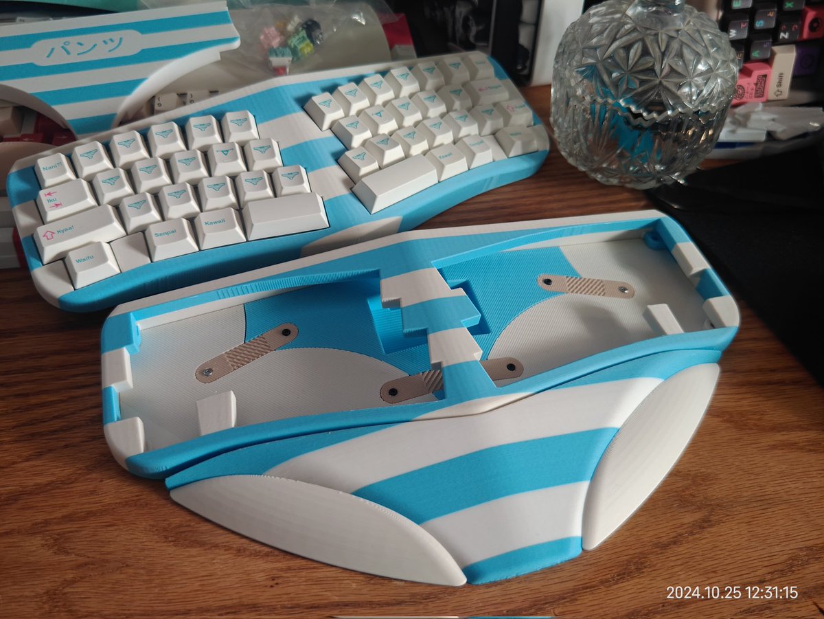 rain2813's tweet photo. Keyboard：PantsAlice。
7°tent，6°angle，40%Alice。
Magnetic suction component，Qmk2.4g。

#KEEB_PD #自作キーボード #mechanicalkeyboards
#keyboard https://t.co/8ohXUmJjsL