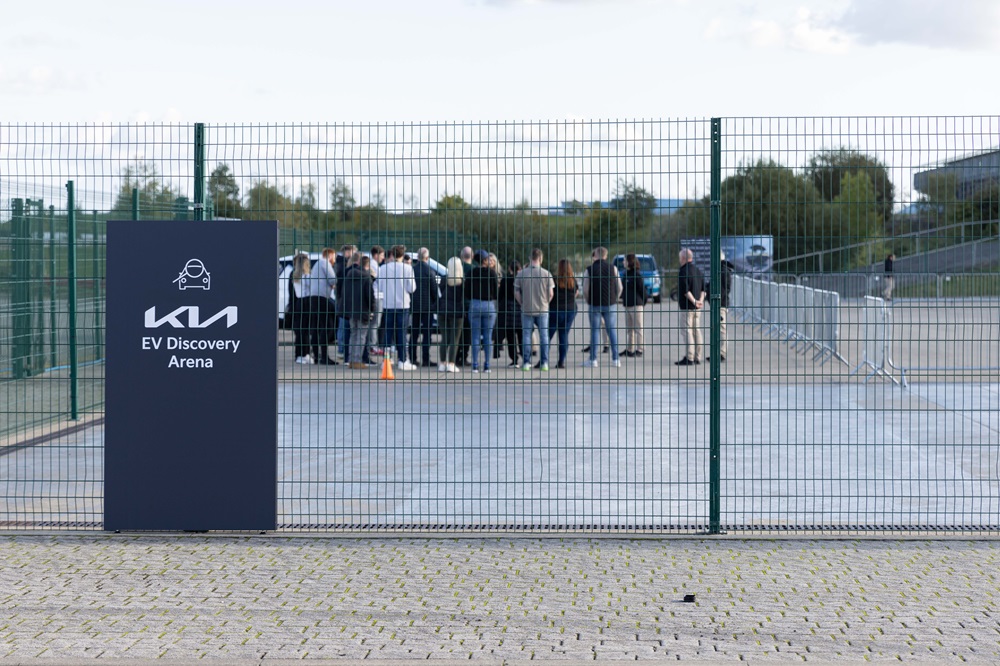 motiv8_training's tweet photo. 🚗 Highlights from the Kia Masterclass at the EV Discovery Arena! Teams tackled fun 'Taskmaster' challenges, from towing a horse-box to using GPS and smart park assist tech. Who topped the podium as champions? 🏆 #EVs #automotiveevents #ElectricVehicleTraining https://t.co/4uDPsvaTw4