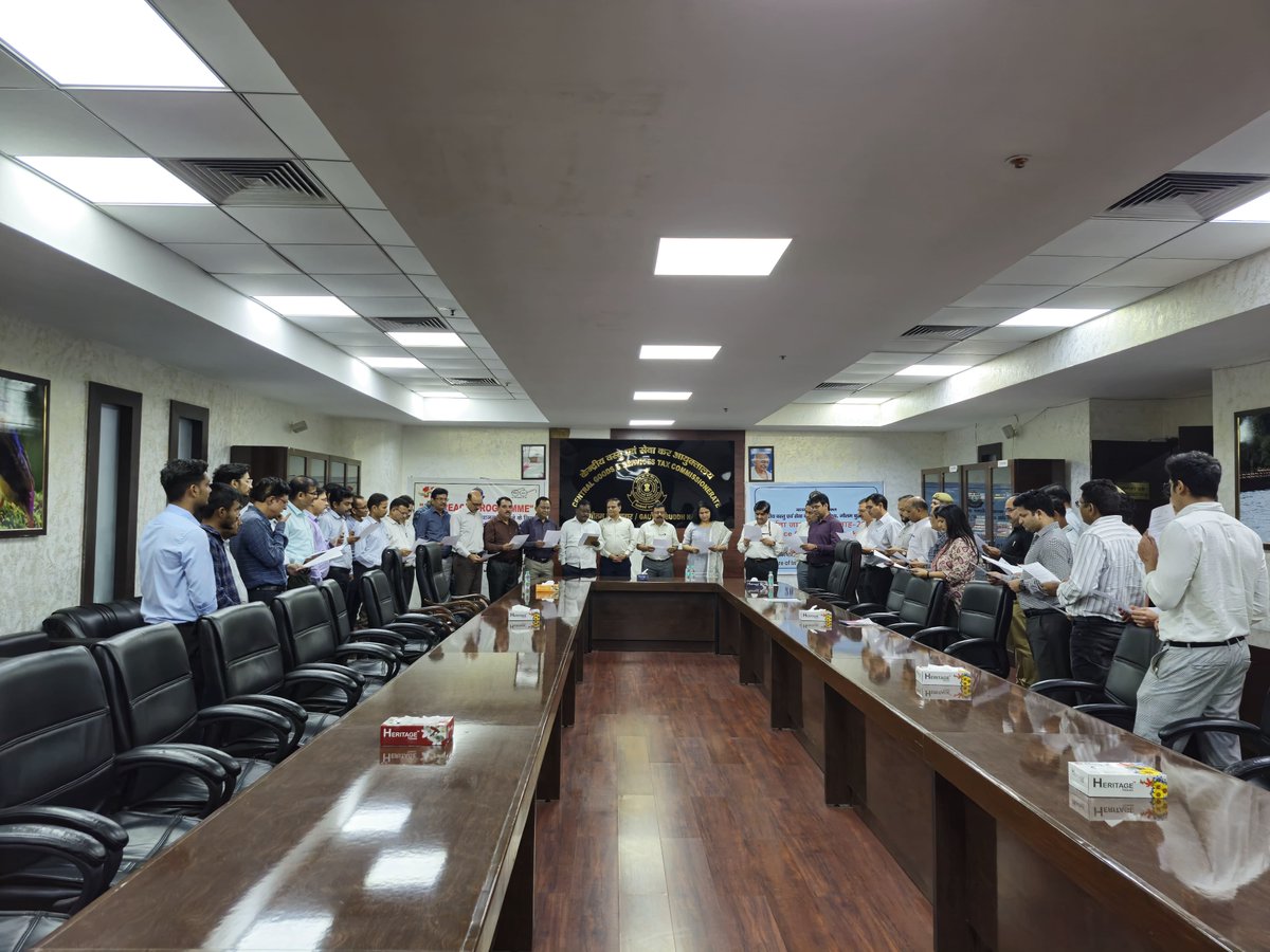 सतर्कता जागरूकता सप्ताह 2024 के अवसर पर आज केंद्रीय वस्तु एवं सेवा कर आयुक्तालय गौतम बुद्ध नगर के आधिकारियों और कर्मचारियों को आयुक्त श्री संजीव कुमार मिश्रा ने संगठन के लिए सत्यनिष्ठा की प्रतिज्ञा दिलाई I #VigilanceAwarenessWeek 
<a href="/cbic_india/">CBIC</a> <a href="/cgstcusmeerut/">CGST & Customs Meerut Zone</a> <a href="/FinMinIndia/">Ministry of Finance</a>