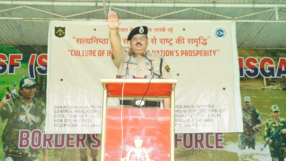 BSFChhattisgarh's tweet photo. #VigilanceAwarenessWeek2024 with a commitment to integrity! Sh. Ramesh Kumar,DIG (PSO),FTR (Spl Ops), #BSF #Chhattisgarh, administered the Integrity Pledge to all ranks, reinforcing our resolve to uphold honesty and transparency for national prosperity.

#VigilanceAwarenessWeek https://t.co/Pcin72NGWs