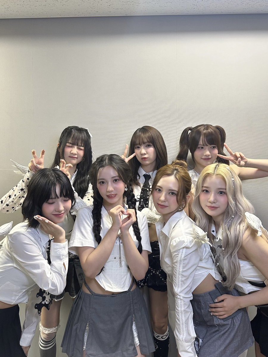 YESEO_0822's tweet photo. みんな可愛いかったあああ🥹🥹🥹✨
シロガウンやばかった🥺🩵🧡
個人的今日のビジュ優勝🏆🏅
#MADEIN #CDTVライブライブ
#DEBUT_EP #RISING #상승 #UNO https://t.co/Qn3CPvpeSo
