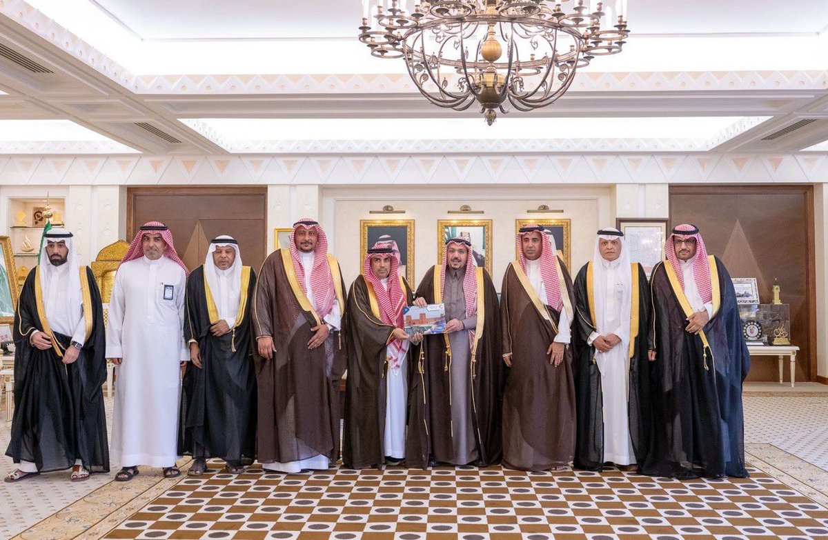EmarahAlQassim's tweet photo. أشاد سموه بالجهود المبذولة من قِبل الجمعية في تقديم برامج وأنشطة تسهم في تعزيز التنمية الاجتماعية وتلبية احتياجات المجتمع في عين بن فهيد بمحافظة الاسياح..

سمو #أمير_منطقة_القصيم يتسلم تقرير البرامج والأنشطة لجمعية التنمية الأهلية بعين بن فهيد. https://t.co/gW0Z26vXNc