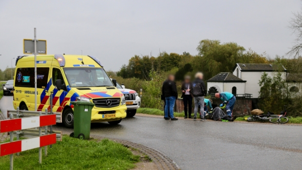 Automobilist rijdt fietser aan op de Diefdijk bij Asperen