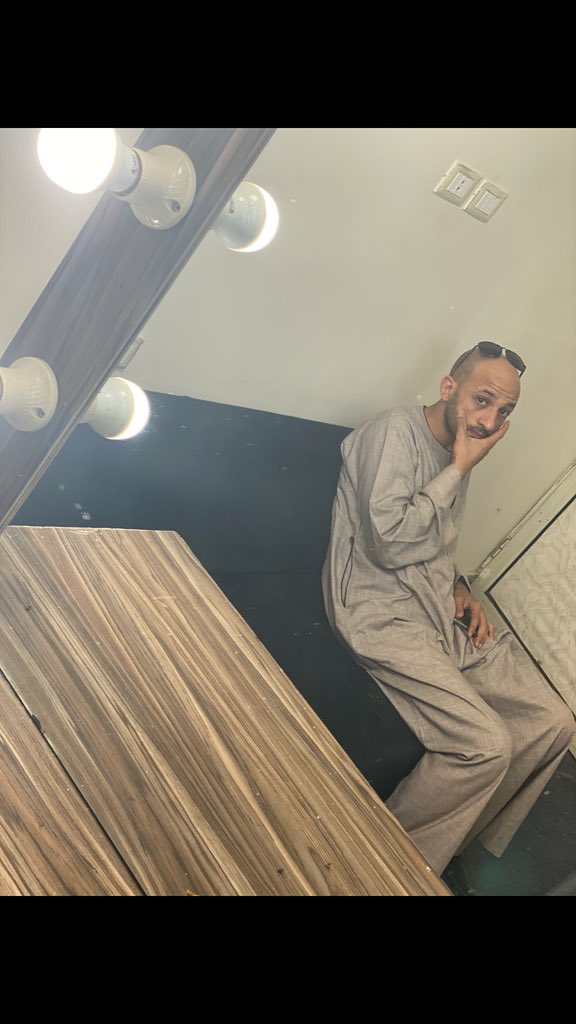 - أعجبتني فتاة تعمل في صيدلية... 
                 ولآ أعرف هل أعترف بحبي لها 
قبل الأگــــل أم بعده..!!😜😉