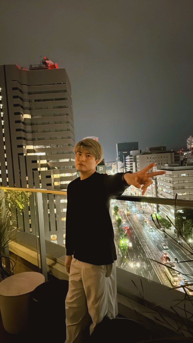 昨日泊まったホテルが最高だった。
最上階屋上のバーが素敵でさ。ここでしばらく楽しめた🥂