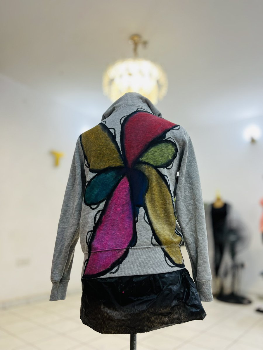 TojuDavids's tweet photo. Hey guys, you can now bring your hoodies for us to revamp with fabric paints, please send a dm🙌❤️ https://t.co/9UALL9ilxu