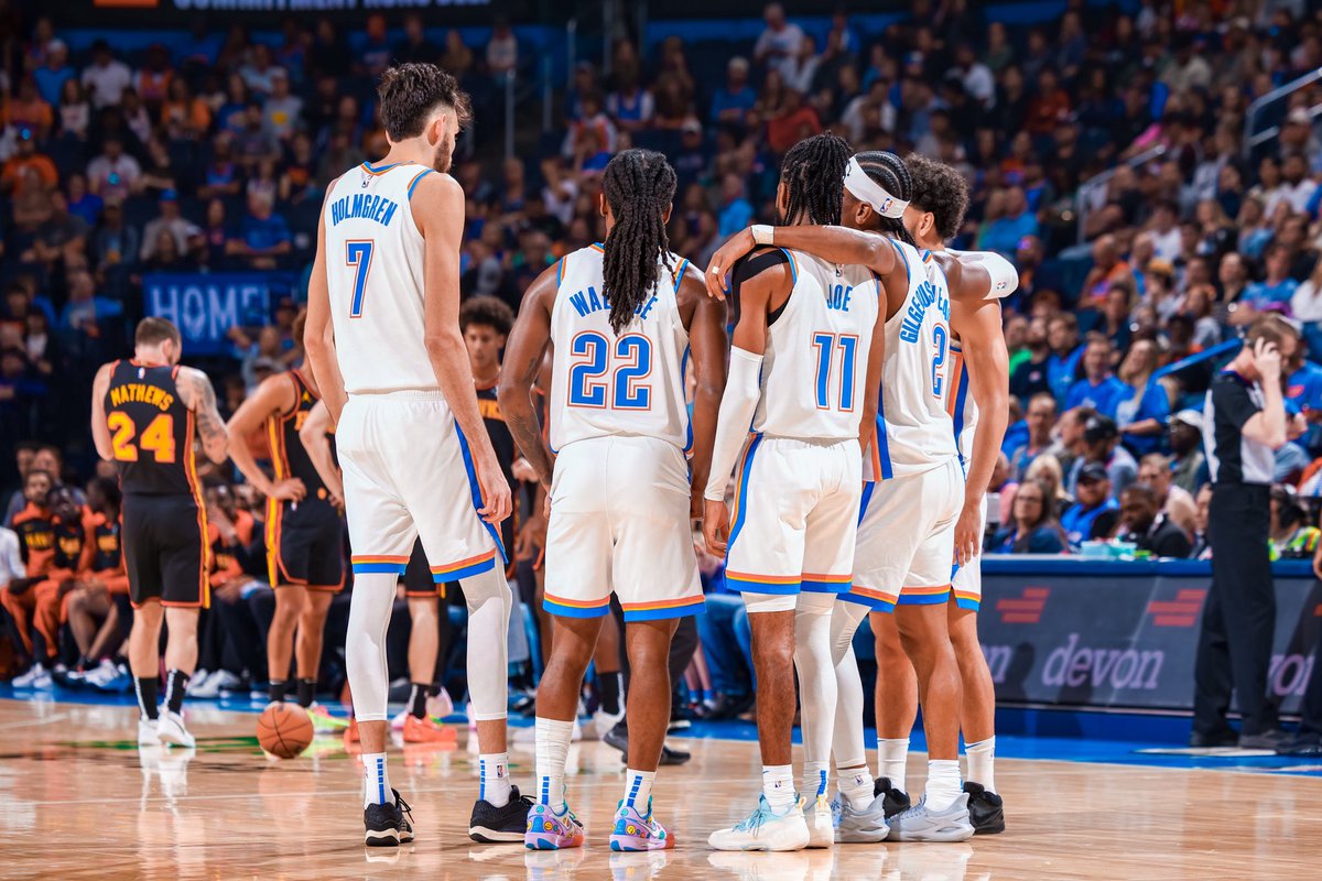 S_Rabinal's tweet photo. El inicio de temporada de OKC Thunder es un aviso

Una muestra de que este equipo va en serio, sus estrellas principales están todavia despegando y sus secundarios tienen un potencial enorme

Con un ataque en desarrollo (109,2; 18º) y una defensa brutal (90,8; 1º) el equipo está asfixiando a sus rivales

Uno se puede quedar con Chet, Shai o Jalen pero hay que hablar de Wallace, Wiggins o Caruso

Pintan a arrasar en el Oeste