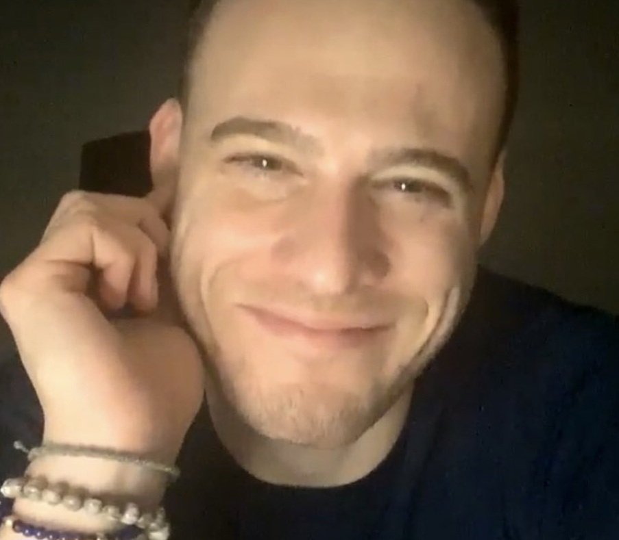 Feliz Lunes. 
No se puede apagar una estrella. 
#KeremBürsin