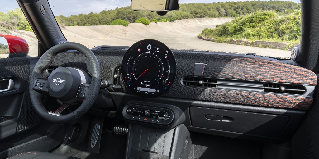 Take a look at the new <a href="/MINI/">MINI</a> John Cooper Works and MINI John Cooper Works Convertible 👀

Boasting a 2.0-litre engine, it has a 0-62mph time in just 6.4 seconds and has a race-inspired interior!🔥

Thoughts?