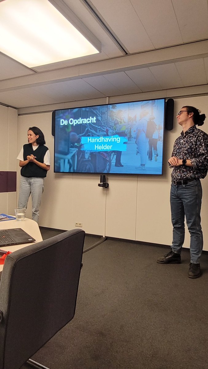 Studenten van het project 'Handhaving Helder' presenteerden hun bevindingen aan <a href="/Gem_Amersfoort/">Gemeente Amersfoort</a> en <a href="/VNGemeenten/">VNG</a>. De ideeën werden vol enthousiasme ontvangen en worden misschien voortgezet op nationaal niveau! 👏