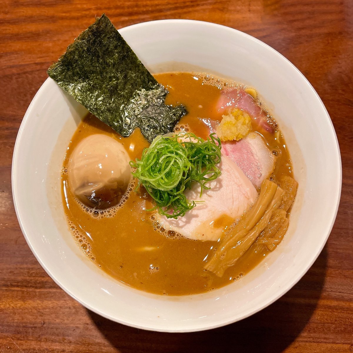 negitoro_27's tweet photo. 【RAMEN GOTTSU】東京都練馬区練馬
・燻製味玉らーめん

［スープ］豚骨魚介
［麺］中細ストレート
［具材］鶏レアチャーシュー・豚チャーシュー・燻製味玉・材木メンマ・海苔・ネギ・柚子

https://t.co/fEFm573Daf

#RAMENGOTTSU #中華そば #魚介豚骨 #ラーメン #らーめん #拉麺 #ramen #noodles https://t.co/2S1SH3UfYy