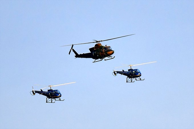 出先で編隊を組んで飛んでたヘリ 