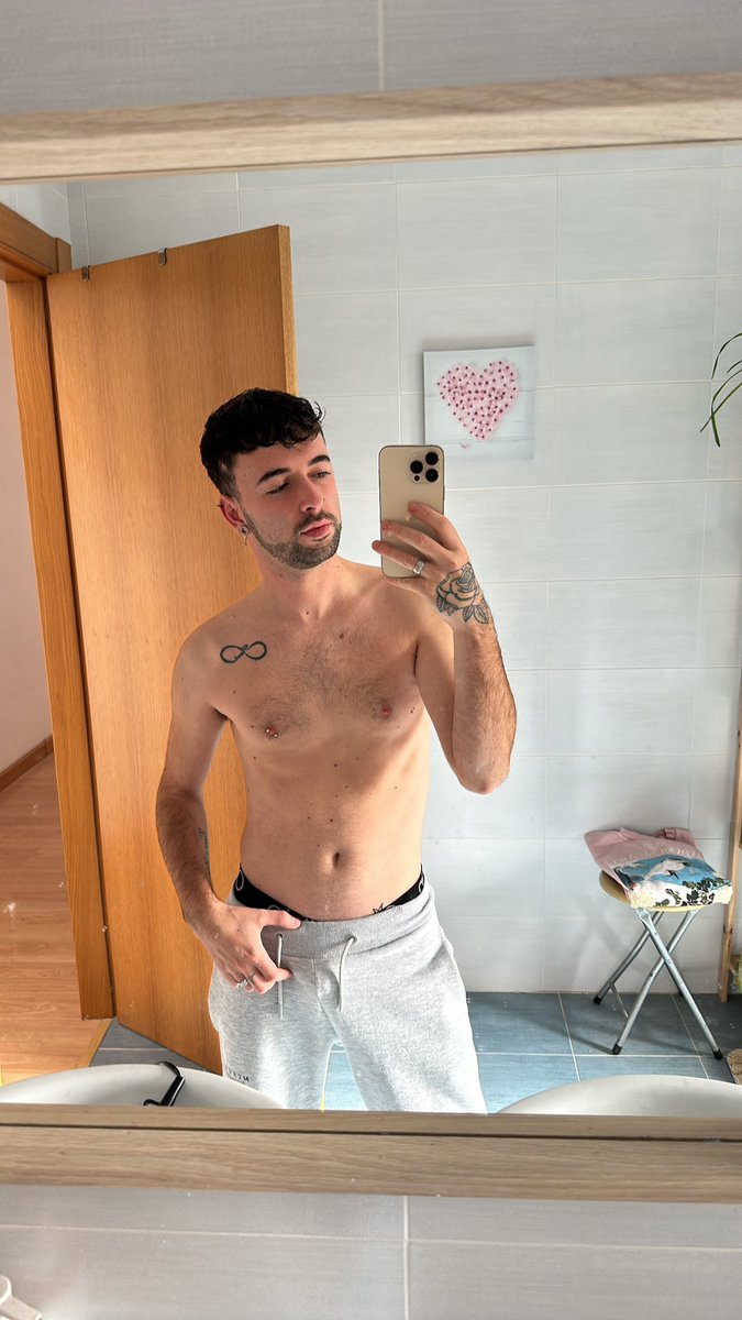 poche_97's tweet photo. Empezamos la semana 🥴 #lunes https://t.co/DMIqKVPouG