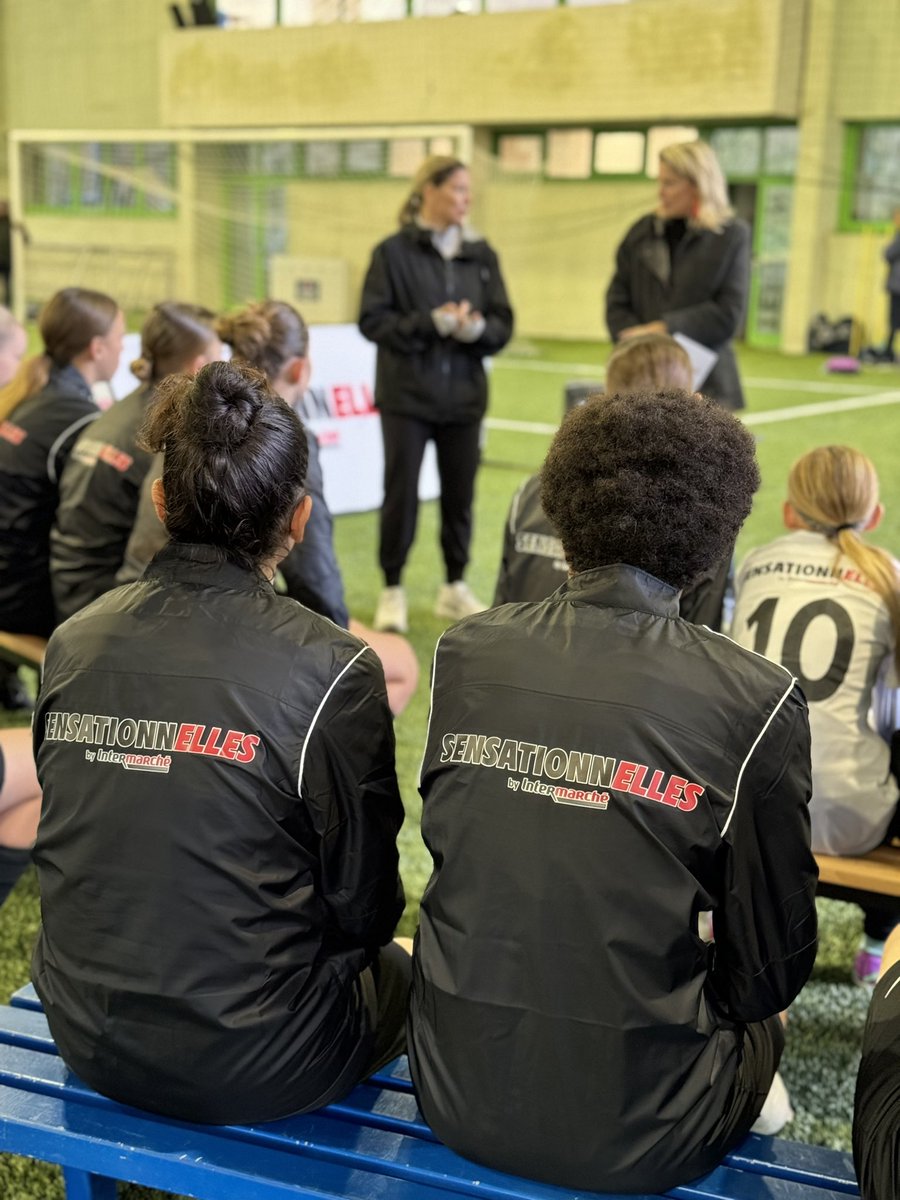 Emilie_Ros's tweet photo. Stage à Clairefontaine pour le Prix #Sensationnelles @intermarche ♥️
Avec @laureboulleau @PrevostCandice et @MadoM_longa 🤜⚽️🤛 
Inspirer, échanger, « être dans le vrai » ! 
C’est mon football ça ☝️ #MeufDeFoot https://t.co/cQfskWKZTx