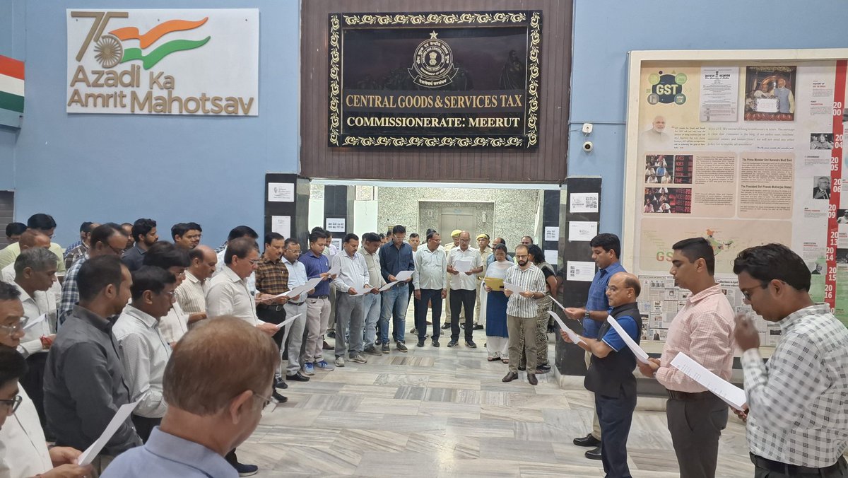 आज दिनांक 28.10.24 केंद्रीय वस्तु एवं सेवाकर आयुक्तालय, मेरठ के प्रांगण में "सतर्कता जागरूकता सप्ताह 2024" के अंतर्गत डॉ प्रेम वर्मा, प्रधान आयुक्त, भा.रा.से. द्वारा CGST,मेरठ में पदस्थापित समस्त अधिकारी व कर्मचारीयों को सत्यनिष्ठा की शपथ दिलाई गई।।
