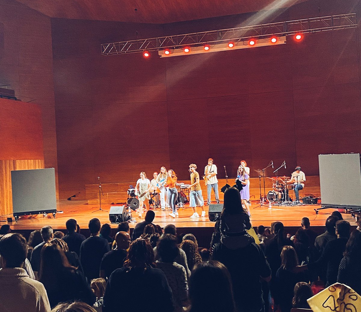 🎈Aquest passat dissabte “LA CLIKA” va aterrar a l’Auditori Enric Granados🎈

💥Els personatges de la Clika van cremar l’escenari cantant i ballant el repertori que mitja Catalunya s’ha après durant tot el curs.