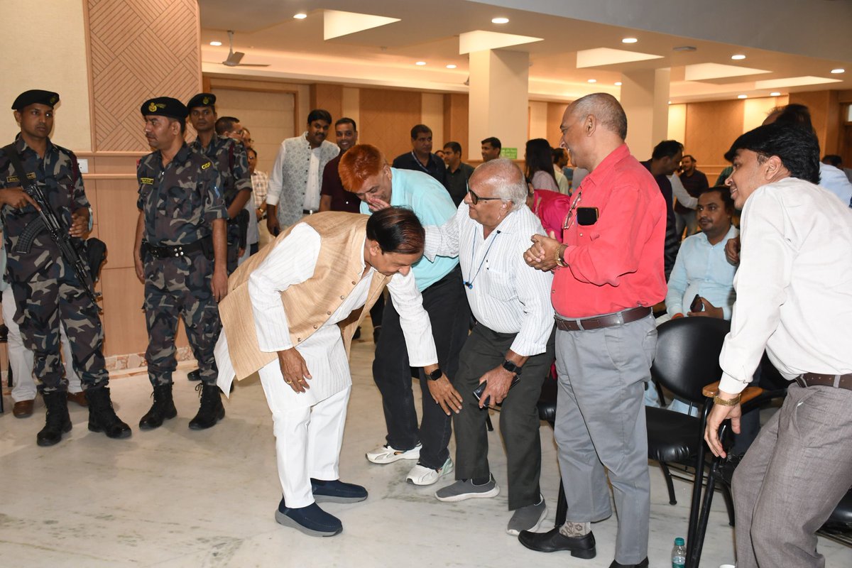 dr_maheshsharma's tweet photo. आज नोएडा सेक्टर-27 कैलाश सभागार में गौतमबुद्ध नगर के पत्रकार बंधुओं से आत्मीय संवाद किया तथा उन्हें दीपोत्सव की हार्दिक बधाई एवं शुभकामनाएं दी। https://t.co/3HPXzgHgXV