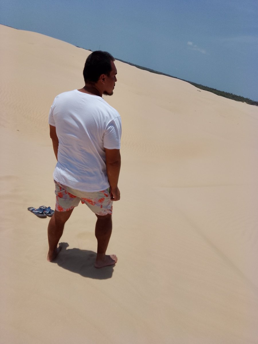 Observando a vastidão das dunas.
