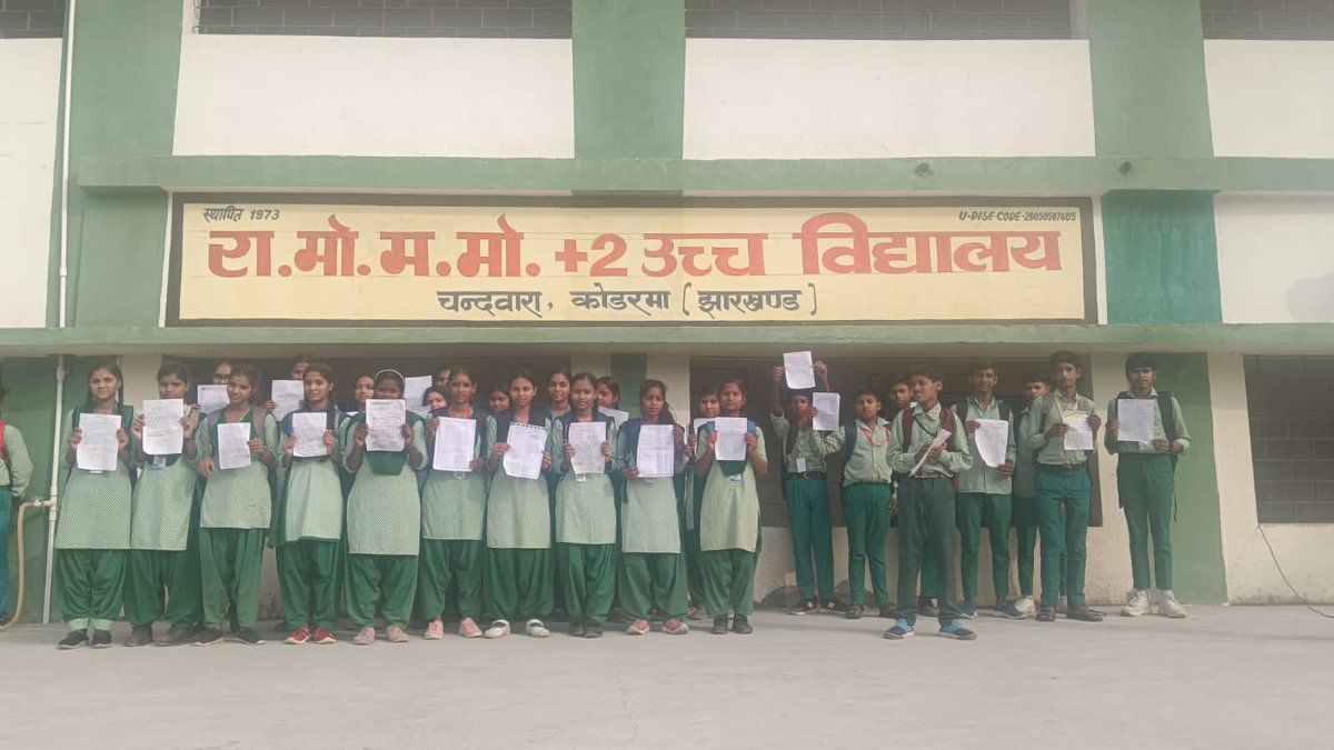 radhey11jan's tweet image. RMMM +2 H/S CHANDWARA KODERMA में *पापा मम्मी वोट दो* पत्र लेखन कार्यक्रम आयोजित किया गया। जिसमें  स्कूल के सभी शिक्षक बच्चों ने भाग लिया तथा शपथ लिया कि  अपने मम्मी और पापा को पत्र देकर उसे 13 nov को वोट देने के लिए प्रेरित करेंगे।
#MummyPapaVoteDo
#DCkoderma
#Sveepkoderma