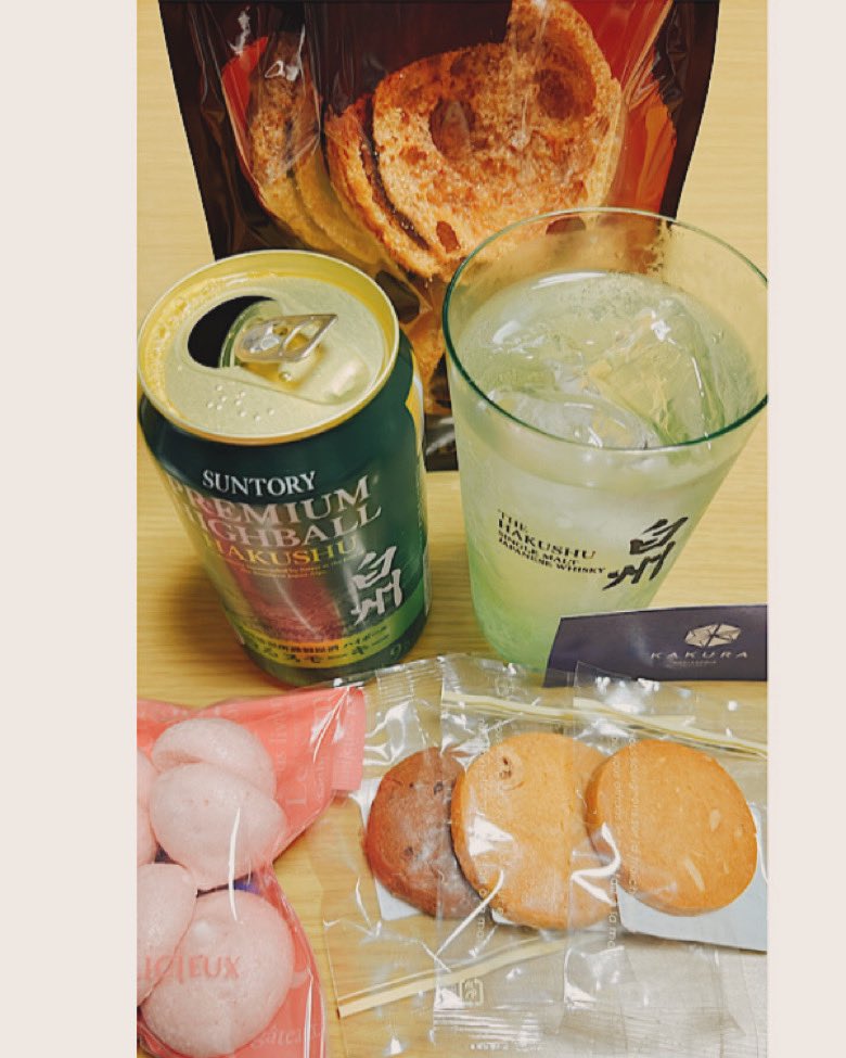 mentalcreate's tweet photo. 晩酌
お疲れ様です
頂き物のお菓子を食べながら^ - ^
#晩酌
#KAKURA
#袋井
#白州ハイボール https://t.co/AzUvGXtVyD