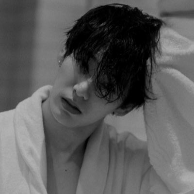 zmieniam ikonkę na czarno biała bo jestem martwy rip nara 🪦