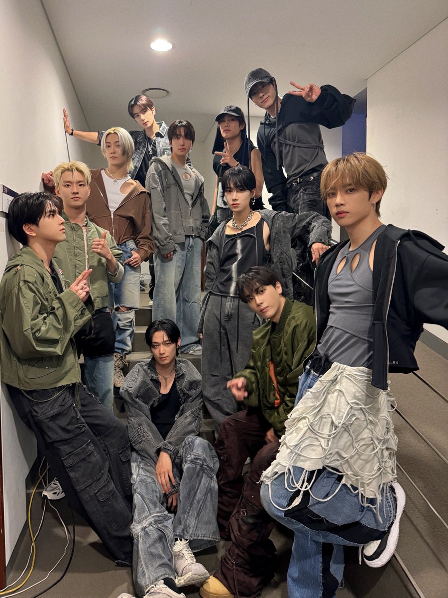 officl_theboyz's tweet photo. [📸] THE BOYZ 9th MINI ALBUM [導火線] COMEBACK LIVE 완료✨ 도화선의 첫 시작🔥 함께 즐겁게 달려 봐요🖤 모든 순간 더비를 향해 가🏃🏻

#THEBOYZ #더보이즈
#導火線 #도화선 #TRIGGER https://t.co/PUyZXMVw9z