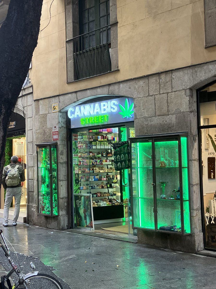 q_u_i_m_'s tweet image. L’antiga llibreria Stock Llibres a Ciutat Vella de Barcelona, ara és això.
Vivim en una ciutat destruïda.