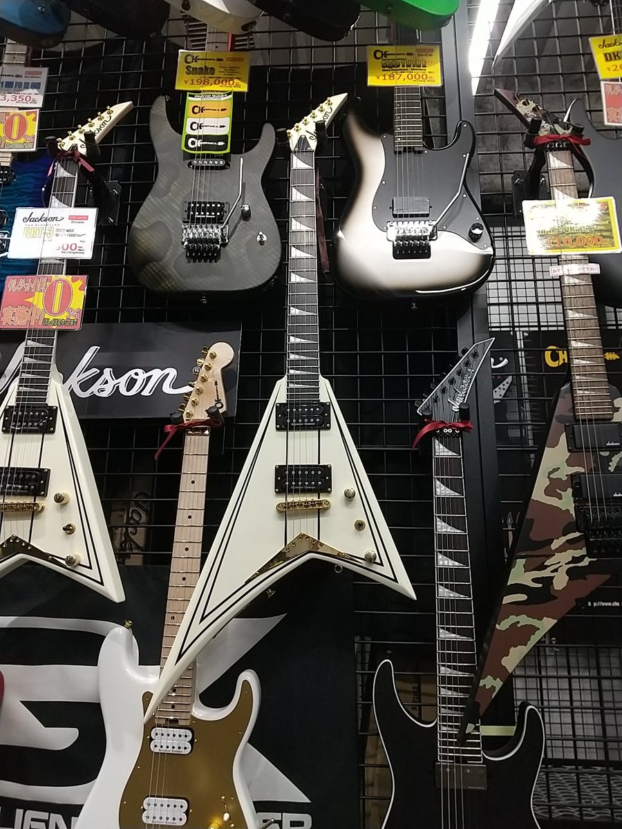 gakkicenter's tweet image. [Outlet]Jackson ( ジャクソン )
Pro Series Rhoads RRT-3, Ivory with Black Pinstripes

gakkicenter.com/c/gr343/gr348/…

左右非対称のフォルムが格好良すぎる！
おすすめの一本です！

#jackson #jacksonguitar #jacksonguitars #ジャクソン #ジャクソンギター #御茶ノ水楽器センター
