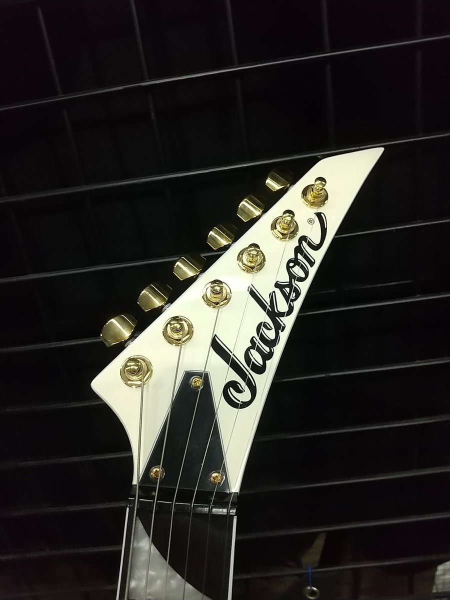 gakkicenter's tweet image. [Outlet]Jackson ( ジャクソン )
Pro Series Rhoads RRT-3, Ivory with Black Pinstripes

gakkicenter.com/c/gr343/gr348/…

左右非対称のフォルムが格好良すぎる！
おすすめの一本です！

#jackson #jacksonguitar #jacksonguitars #ジャクソン #ジャクソンギター #御茶ノ水楽器センター