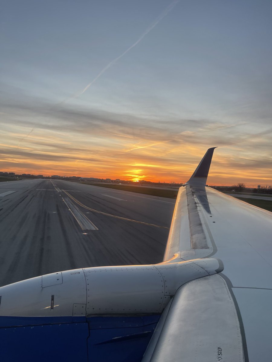 TogetherWeShall's tweet photo. Good morning ⁦⁦⁦@chicago⁩ ⁦@united⁩ ⁦@fly2ohare⁩ - love these Fall mornings! You can see the skyline silhouette in front of the rising sun. ⁦@Culturally_Ours⁩ https://t.co/0xiuY0gagJ