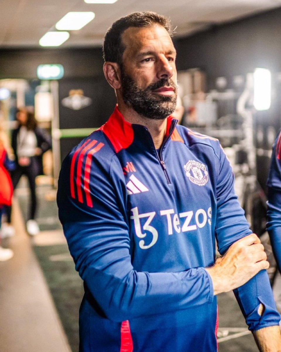 UnitedMenNews's tweet photo. 🚨 MAJOR BREAKING: 

Ruud van Nistelrooy will stay on as interim manager if Ten Hag is sacked. 

[@FabrizioRomano] https://t.co/zR7JQrFBZh